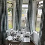 2 Bedrooms Holiday Home In Edinburgh Near City Center