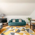 Bright - Central - Sleeps 10