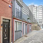 Stylish Mews House Old Town 1-Br Apartment With Parking