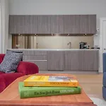 Flat With Majestic Views In West End Wonderland