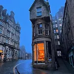 A Luxurious Wee Retreat On The Royal Mile Old Town