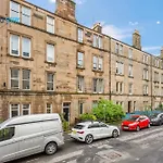 2 Bed Apartment - 7 Min Walk Train Station