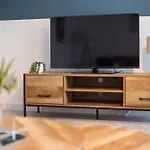 Stylish 3Bed House Near Airport