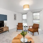 Stylish 3Bed House Near Airport