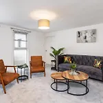 Stylish 3Bed House Near Airport