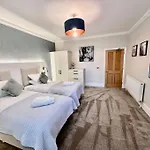 Spectacular 2 Bed, 2 Bath In Edinburgh City Centre