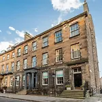 Spectacular 2 Bed, 2 Bath In Edinburgh City Centre