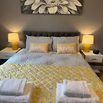 Modern Central 2 King Size Bed Flat Free Parking