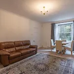 1 Bed Apartment In Great Central Location