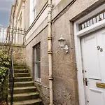 1 Bed Apartment In Great Central Location