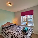 3 Bed House With Parking Near Airport