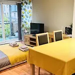 Modern Spacious Retreat With Free Parking And Private Balcony