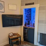 Trendy Historic Flat In Edinburgh