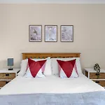 2 Bedroom Apartment In Central Edinburgh With Free Parking