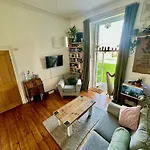 Quirky Apartment In Leith