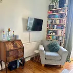 Quirky Apartment In Leith