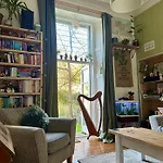 Quirky Apartment In Leith