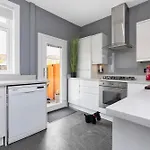 Crewe Apartment - 2 Bed, Free Off Street Parking And Private Garden