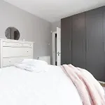 Crewe Apartment - 2 Bed, Free Off Street Parking And Private Garden