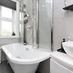 Crewe Apartment - 2 Bed, Free Off Street Parking And Private Garden