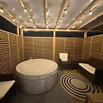 Lovely 3 Bed With Jacuzzi, Close To Airport, Driveway, Wifi