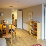 Bright Spacious 2 Bedroom Apartment In Stockbridge