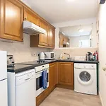 Annandale Street Quiet Central Family Apartment With Parking