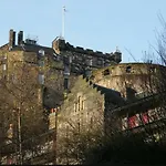 Charming 1 Bed Apartment With Castle View