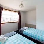 3 Bed House W/Drive & Garden V/Fast Wifi Near Bioquarter