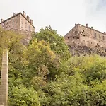 Altido Brand New Studio Apartment With Castle View