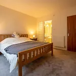 Altido Elegant 2Br Apt With Balcony And Parking