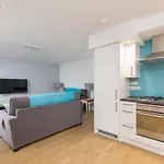 415 Lovely And Central 2 Bedroom Apartment With Secure Parking