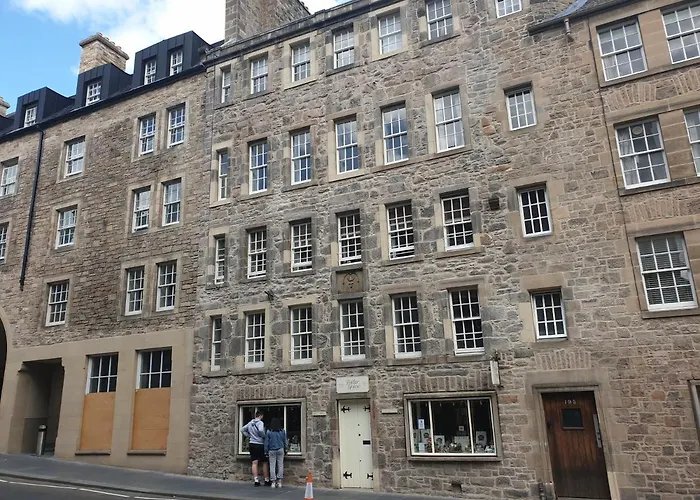 Canongate - Spacious And Historic 2 Bed Flat On Royal Mile