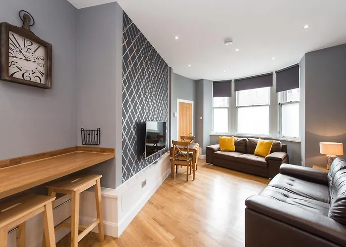 Castle Apt, Modern, Central