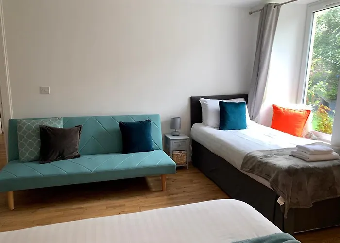 Charming 5-Bed Apartment In Edinburgh