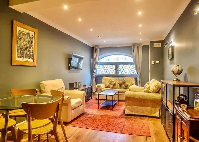 montrose terrace apartment