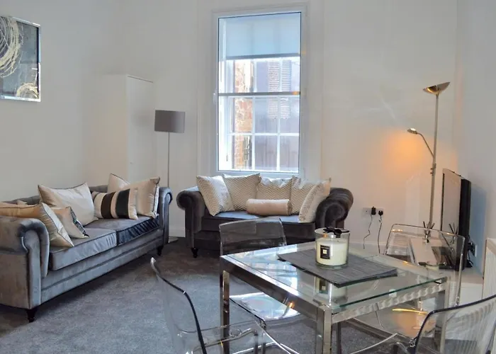 Spacious 3 Bedroom Flat In The City Centre