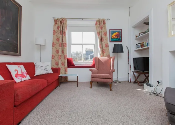 1 Bedroom Apartment in City Centre Sleeps 4-6