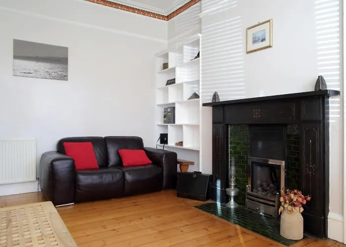 Central And Spacious 2 Bedroom Flat With Garden