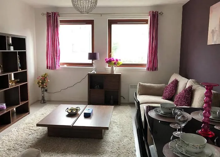 Beautiful Self-Catering 2 Bed Apartment With Free Parking 10 Minutes To City Centre
