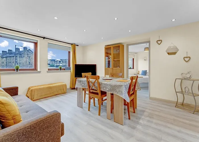 Modern & Spacious 3 Bedroom Apartment In Heart Of Edinburgh - Private Car Park On Site & Stunning Views Of Arthur Seat - Sleeps 10