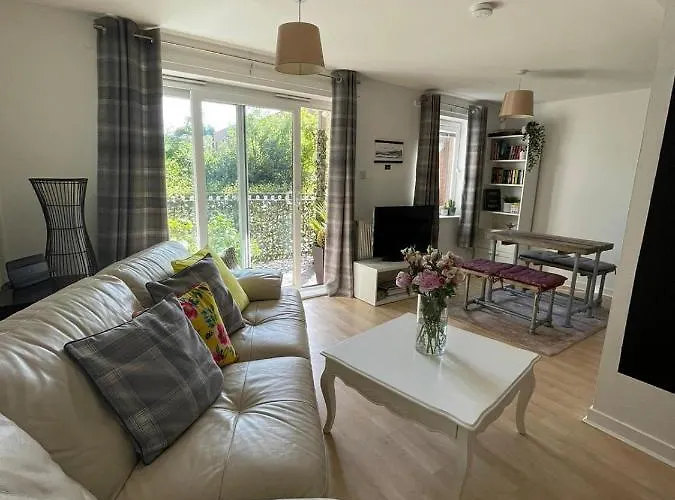 Pass The Keys Lovely 2Bedroom Flat With Balcony
