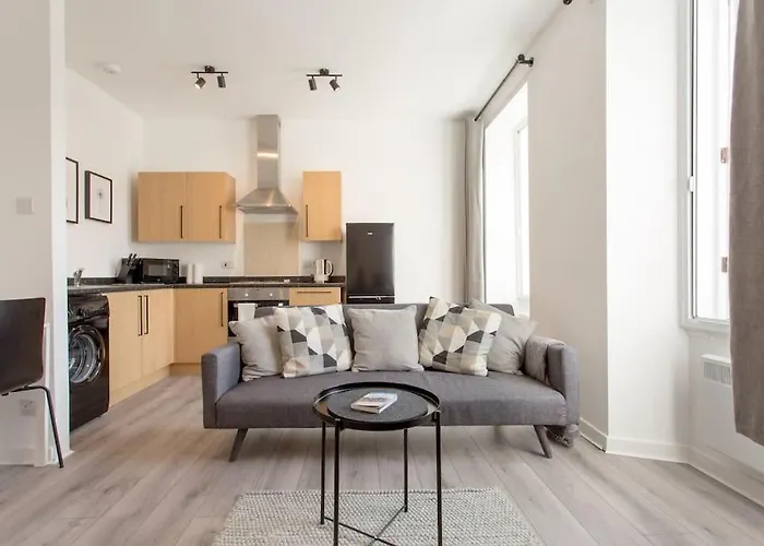 Modern & Bright 1 Bed For 4 Close To City Centre!