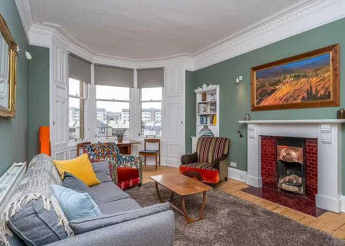 New Stunning 3 Beds Flat In Chic Area Of The City