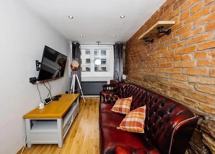 Superb Luxury Quality Central Apartment On Canal