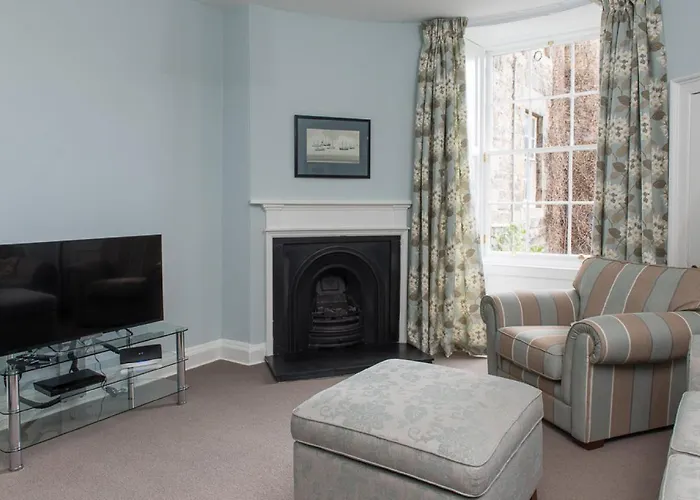 Gorgeous Central Edinburgh 3-Bedroom Apartment