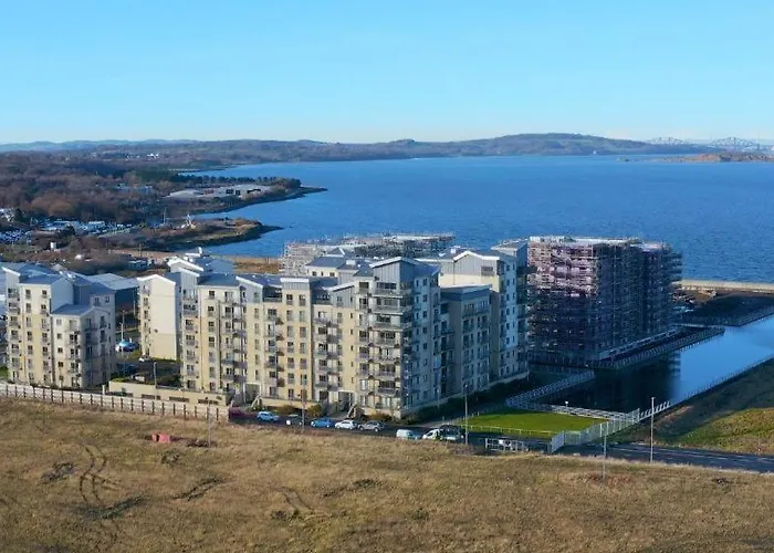 Stunning 3 Large Bedrooms 2 Bathrooms In Edinburgh Harbour