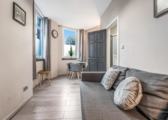 Private Ground Floor Main Door Entrance - Spacious 2 Bedroom Property - The Shore, Leith