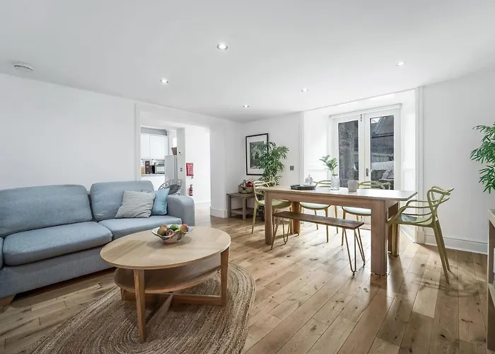 Cozy With Character Large 2 Bedroom Main Door Apartment With Garden
