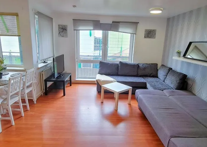 Modern Spacious 3 Bedroom City Centre Apartment - Free Parking - Private Balcony - Excellent Service